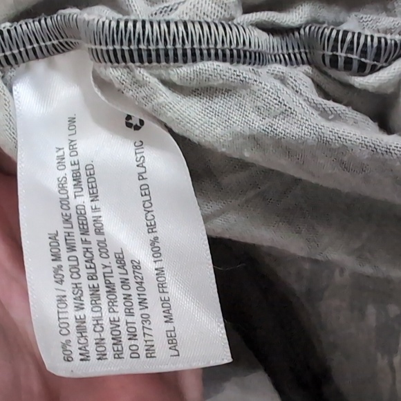 Isabel Maternity by Ingrid & Isabel Gray Camo Tee Shirt Size X-Large - Picture 4 of 5